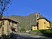 08 La chiesa di Spino al Brembo con da sfondo il Monte Zucco (1232 m)